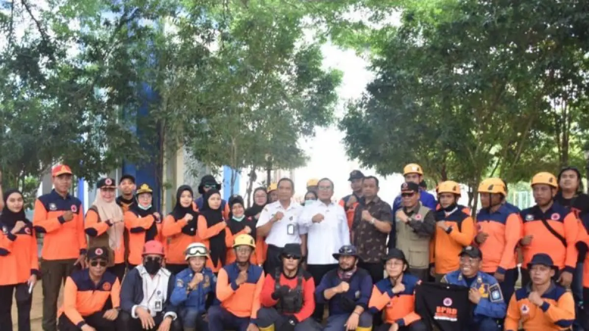 Bupati Kubu Raya Sujiwo memberikan bantuan kepada petugas BPBD dan Satpol PP yang berjibaku dalam penanganan karhutla di Kubu Raya (ANTARA/Prokopim Kubu Raya)