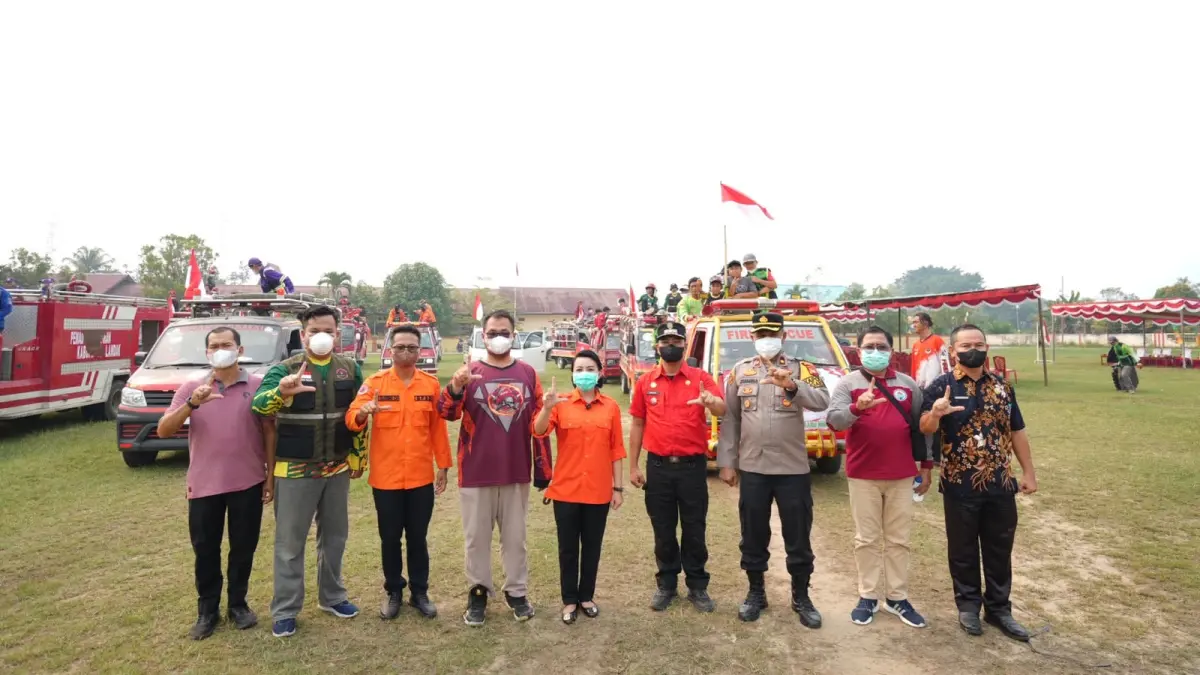 Bupati Landak Karolin Margret Natasa menghadiri peringatan HUT ke-81 RI yang digelar gabungan Damkar di wilayah tersebut pada Sabtu (22/8). (HUMAS PEMKAB LANDAK)