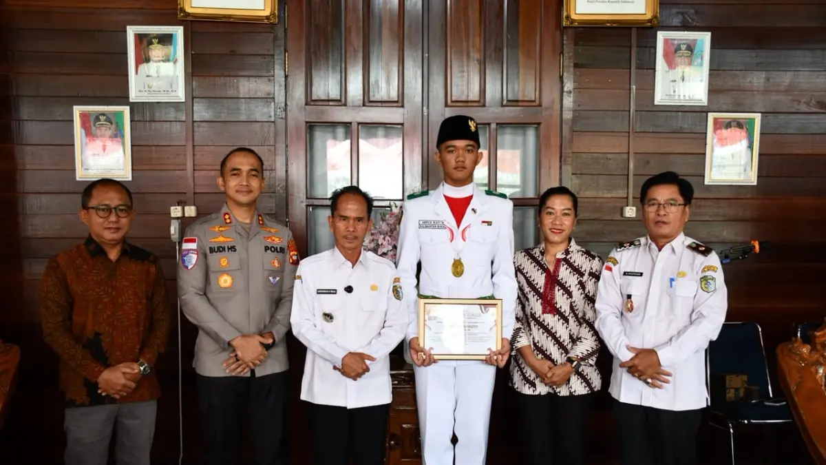 Bupati Sintang Gregorius Herkulanus Bala
menyambut kepulangan anggota Paskibraka Nasional
asal Kabupaten Sintang.(RISKA /PONTIANAK POST) 