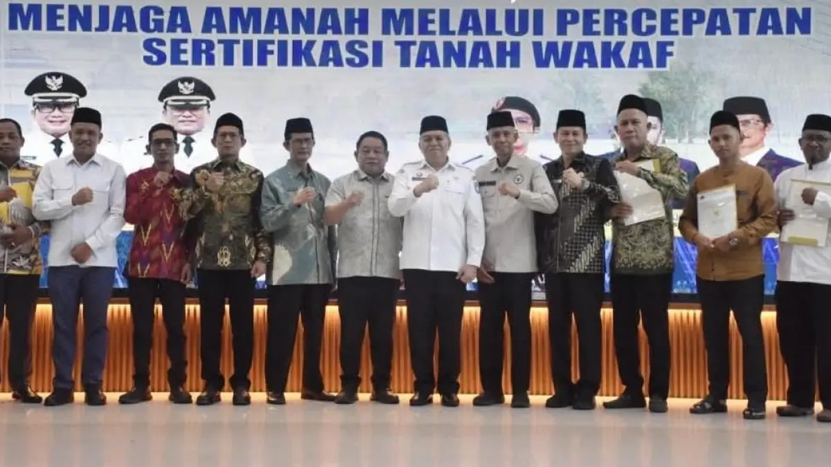 BWI Kubu Raya bersama Kantor Pertanahan Kubu Raya menyerahkan sertifikat 35 persil tanah wakaf kepada para nazhir di Aula Praja Utama Kantor Bupati Kubu Raya, Rabu (26/8). (ISTIMEWA)
