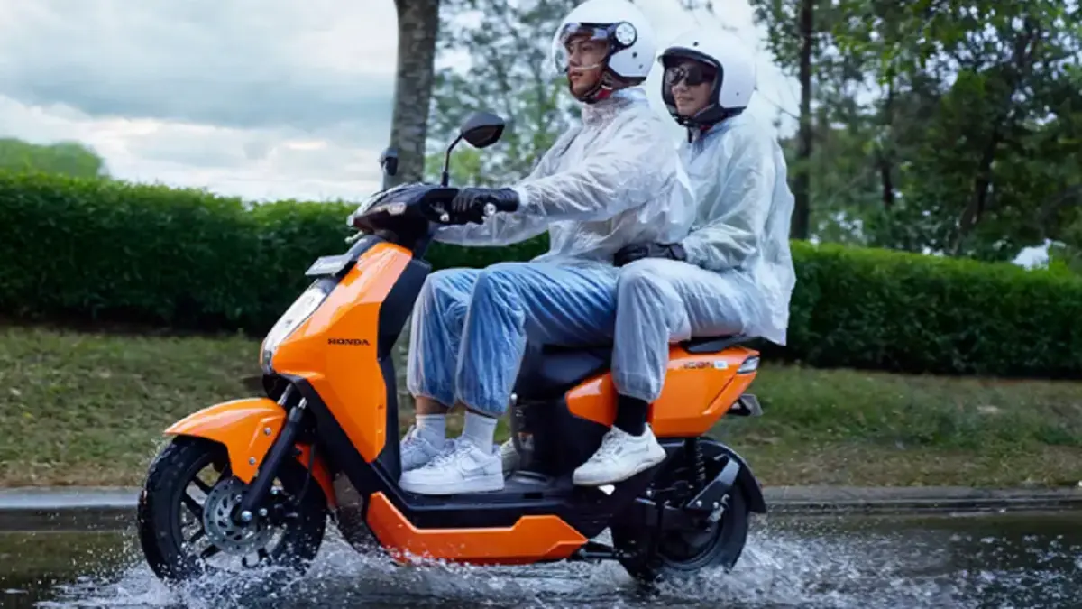 Honda ICON e: dibanderol mulai Rp28 juta dengan baterai yang bisa dilepas, jarak tempuh 53 km, dan kecepatan maksimal 55 km/jam. (ASTRA-HONDA)