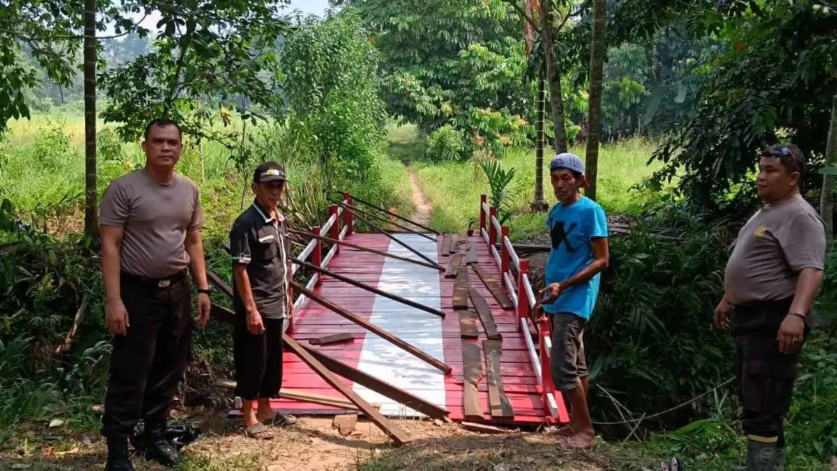 Jembatan Merah Putih Presisi di Jalan Lubuk Baho, Gang Lubuk Baho 1, Kelurahan Sanggau Kulor, Kecamatan Singkawang Timur.