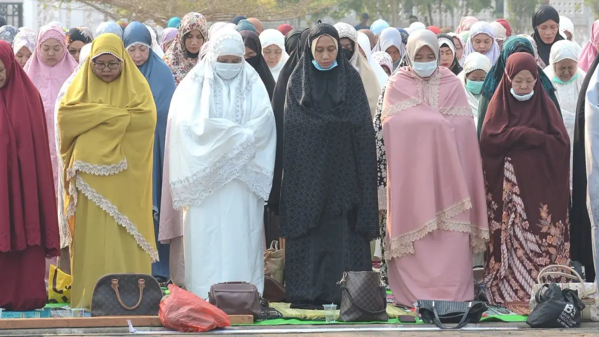 Masyarakat Ketapang melaksanakan Salat Istisqa di halaman Masjid Agung Al-Ikhlas Ketapang, Kamis (27/8) pagi. (ISTIMEWA)