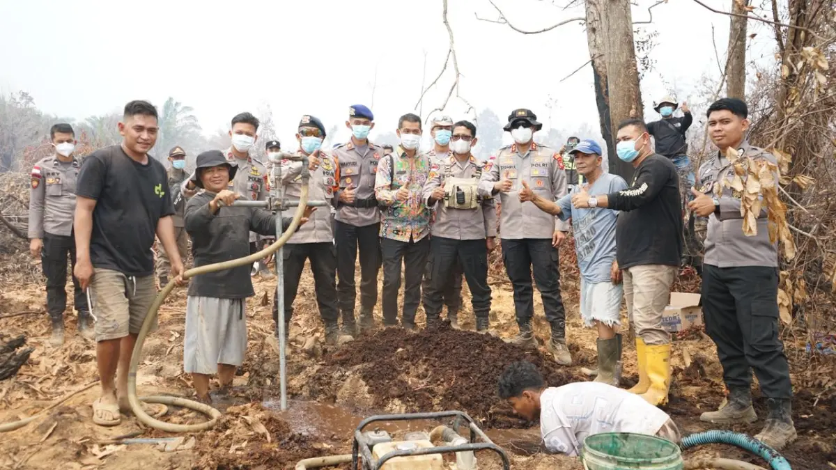 SIAPKAN SUMBER AIR: Kapolres Bengkayang AKBP Syahirul Awab mengecek pembangunan sumur bor di Dusun Melapis, Desa Sungai Duri, Kecamatan Sungai Raya, Kamis (27/8/2026). Sumur bor tersebut disiapkan untuk memperkuat ketersediaan air dalam penanganan karhutla sekaligus memenuhi kebutuhan air masyarakat sekitar.