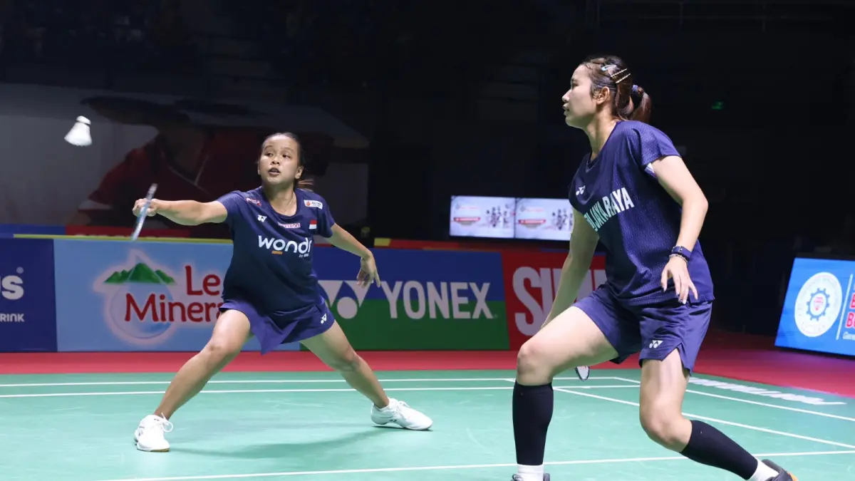 Pasangan ganda putri Salsabila Zahra Aulia dan Sheila Lidia menghalau serangan dari pasangan Thailand di pertandingan babak delapan besar Polytron Pontianak International Challenge di GOR A Yani Terpadu, Jumat (28/8).&nbsp;(ISTIMEWA)