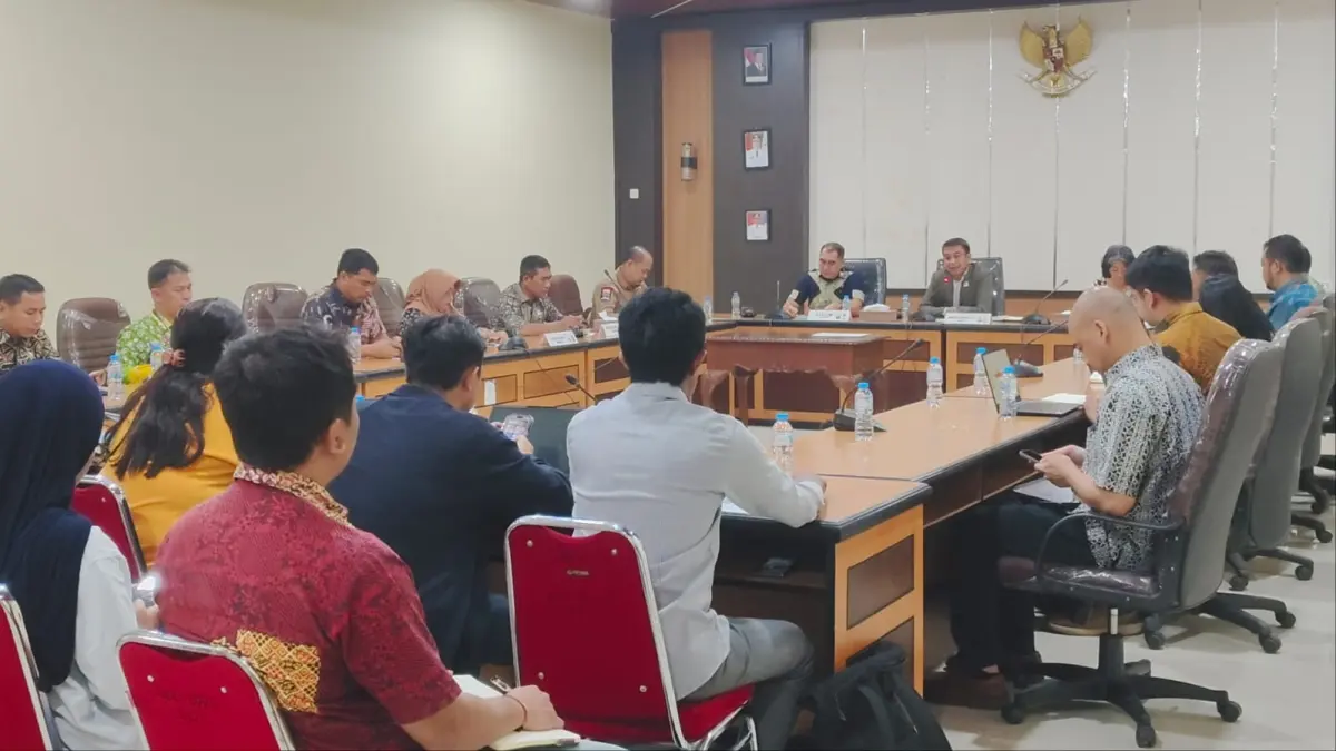 RDP Komisi II DPRD Kabupaten Sanggau bersama tiga perusahaan tambang membahas kewajiban pajak dan retribusi daerah di lantai II DPRD Sanggau, Jumat (28/8). (ISTIMEWA)&nbsp;
