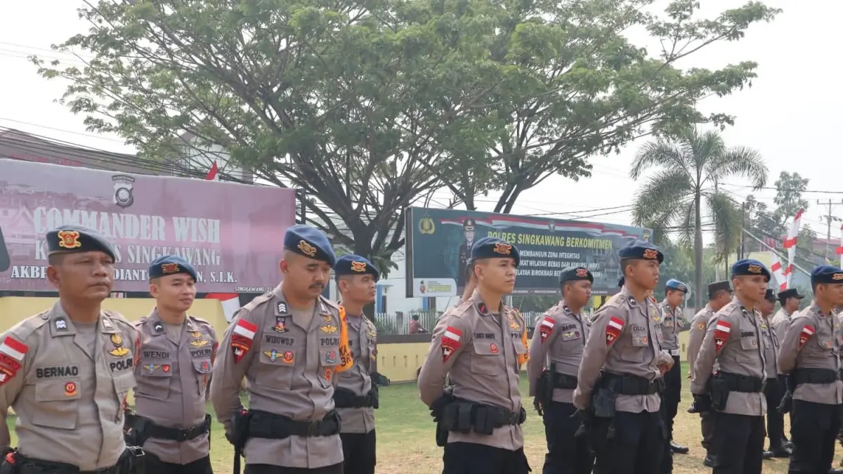 Sejumlah personel Yon B Pelopor Brimob Polda Kalbar saat Apel Siaga Karhutla di lapangan apel Polres Singkawang, Kamis (27/8).