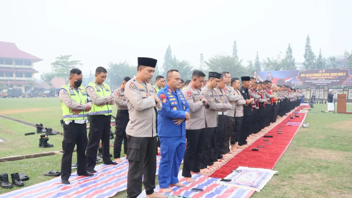 Suasana Salat Istiska yang diikuti PJU, personel Polri, dan PNS Polda Kalbar di Lapangan Jananuraga, Kamis (27/8). (ISTIMEWA)
