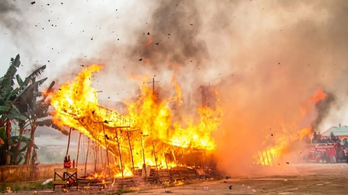 Replika Kapal Wangkang dibakar dalam Ritual Sembahyang Rebut di Yayasan Bhakti Suci, Kecamatan Sungai Raya, Kabupaten Kubu Raya, Kamis (27/8/2026). Pembakaran kapal menjadi bagian dari ritual penghormatan kepada leluhur yang diwariskan secara turun-temurun.