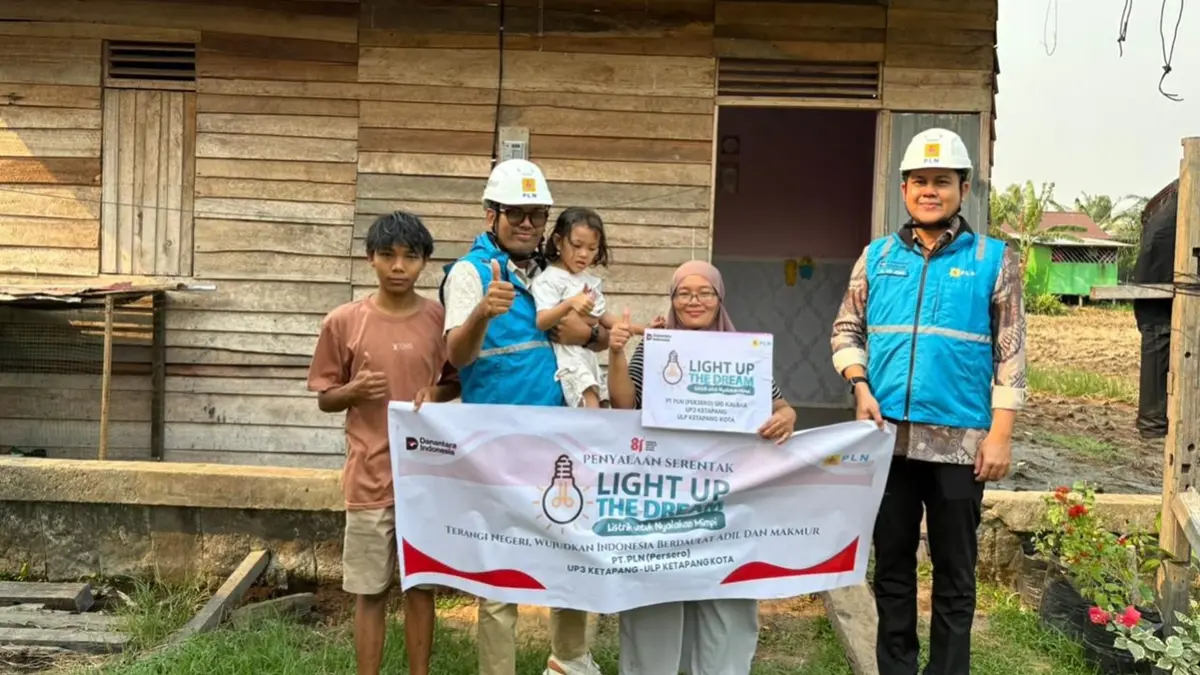 PLN UP3 Ketapang melalui ULP Ketapang Kota bersama penerima manfaat program Light Up The Dream (LUTD) berfoto bersama di kediaman Ibu Nor Padilasari, Benua Kayong, Kabupaten Ketapang, Jumat (28/8/2026). Kegiatan ini menjadi wujud kepedulian insan PLN dalam menghadirkan akses listrik sekaligus menyalakan harapan bagi masyarakat untuk mewujudkan kehidupan yang lebih baik.
