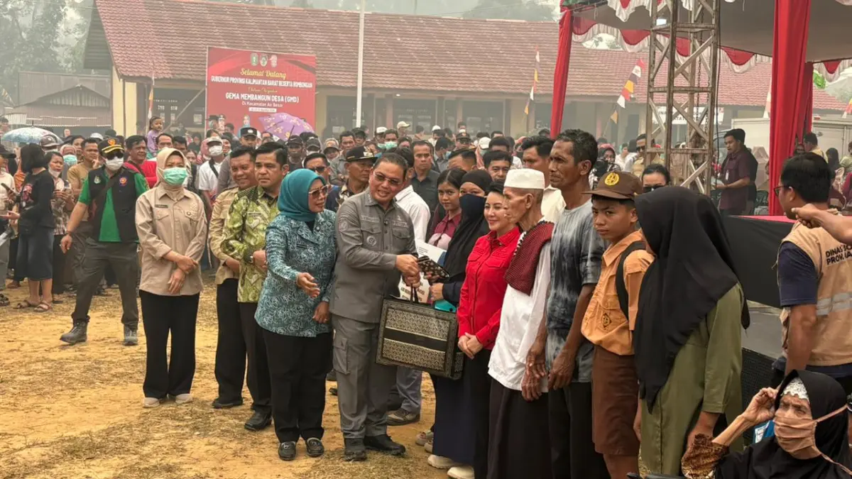 Gubernur Kalbar Ria Norsan bersama masyarakat dalam kegiatan Gema Membangun Desa (GMD) ke-4 di Desa Serimbu, Landak.