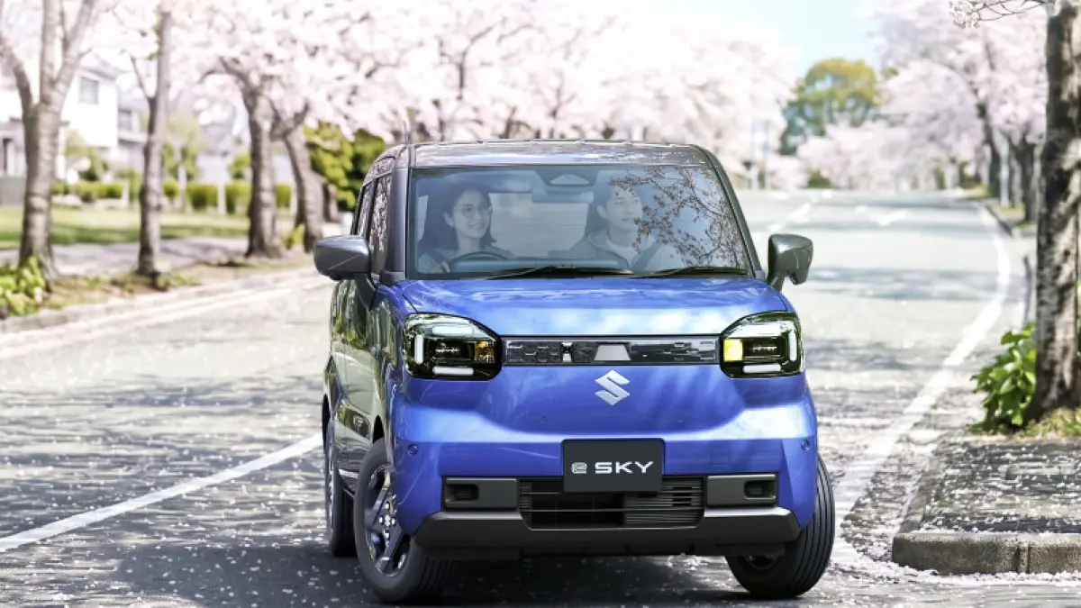 Ilustrasi Suzuki e-Sky sebagai mobil listrik kompak untuk mobilitas perkotaan.