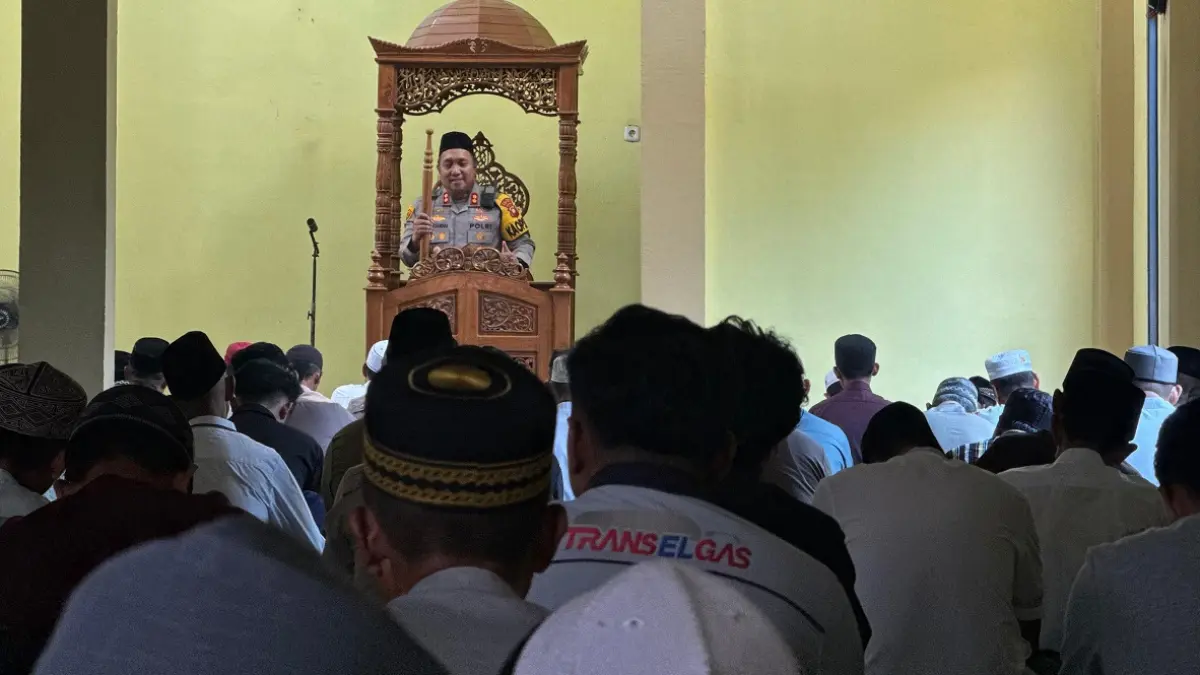 Kapolres Mempawah, AKBP Ade Chandra Capa Yanto menjadi khatib salat Jumat di Masjid Jabal Annur.