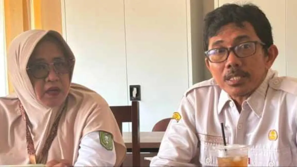 Kepala TU dan Wakepsek bidang kesiswaan SMKN 1 Mempawah memberikan keterangan kepada awak media.