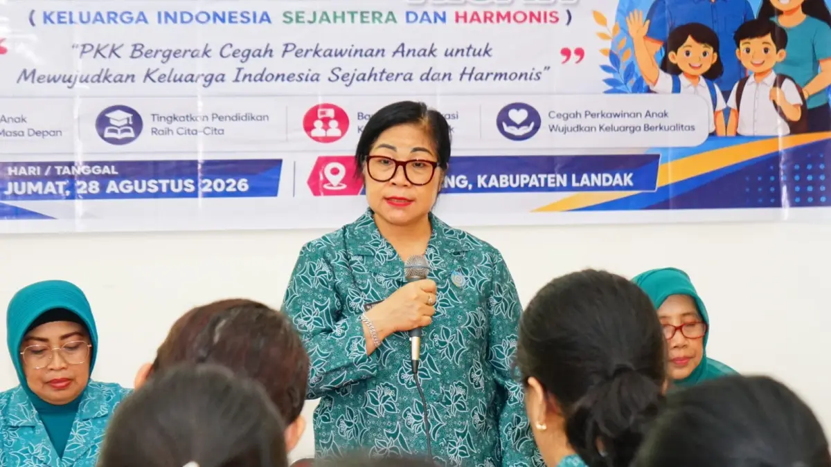 Ketua I Bidang Pembinaan Karakter Keluarga TP PKK Provinsi Kalimantan Barat, Donata Dirasig Krisantus Kurniawan saat membuka Penyuluhan Cegah Perkawinan Usia Anak (CEPAK) bagi Kader PKK Kabupaten Landak. (Adpim Pemprov Kalbar)