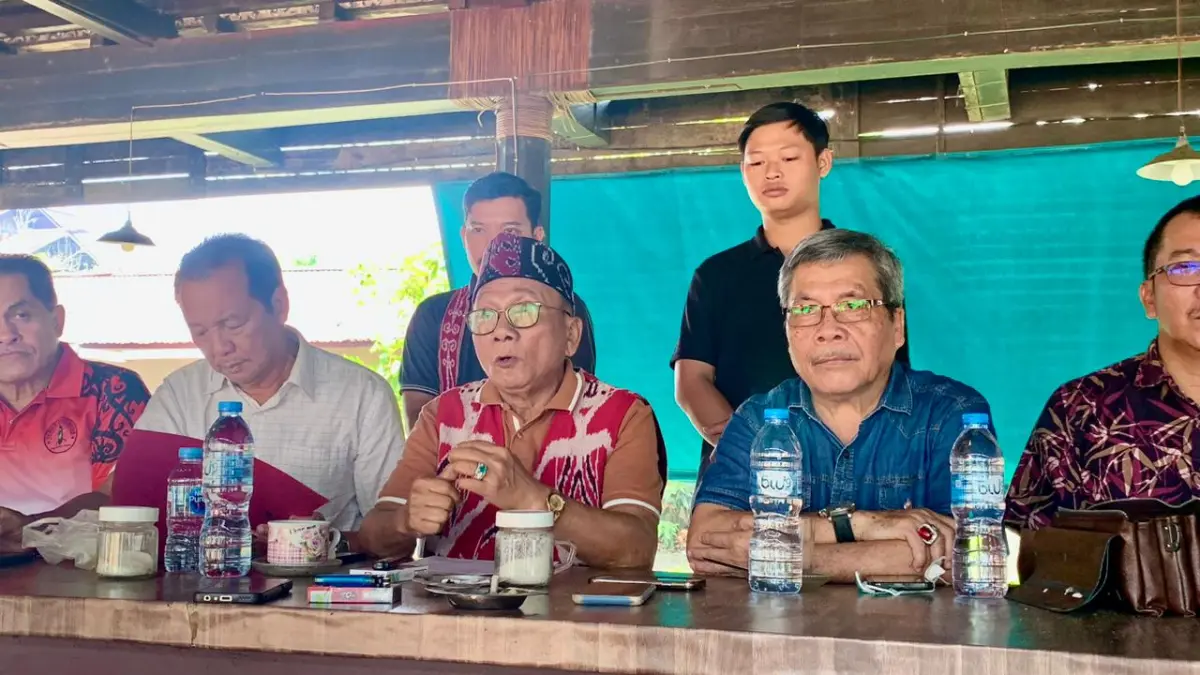 Ketua Umum DAD Kalbar Cornelius Kimha bersama jajaran pengurus menyampaikan pernyataan sikap terkait karhutla dan keberadaan Perda Nomor 1 Tahun 2022 di Rumah Betang Pontianak, Jumat (28/8). (IDIL AQSA AKBARY/PONTIANAK POST)