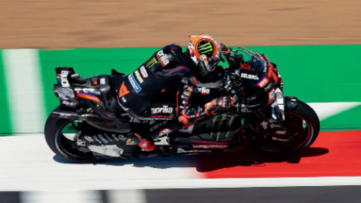 Marco Bezzecchi harus menahan rasa sakit akibat cedera lutut saat berjuang mempertahankan peluang dalam perebutan gelar MotoGP 2026. (INSTAGRAM/@marcobez72)
