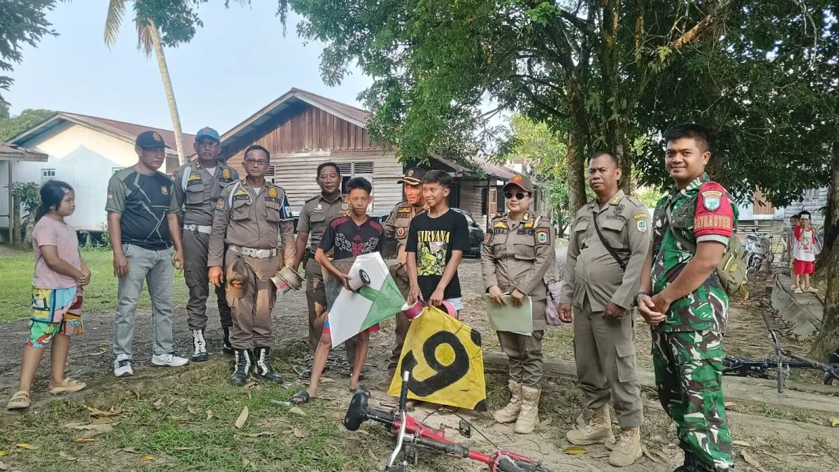  Pemain layangan saat dirazia tim gabungan demi menjaga keamanan, ketertiban, dan keselamatan masyarakat. (ISTIMEWA)