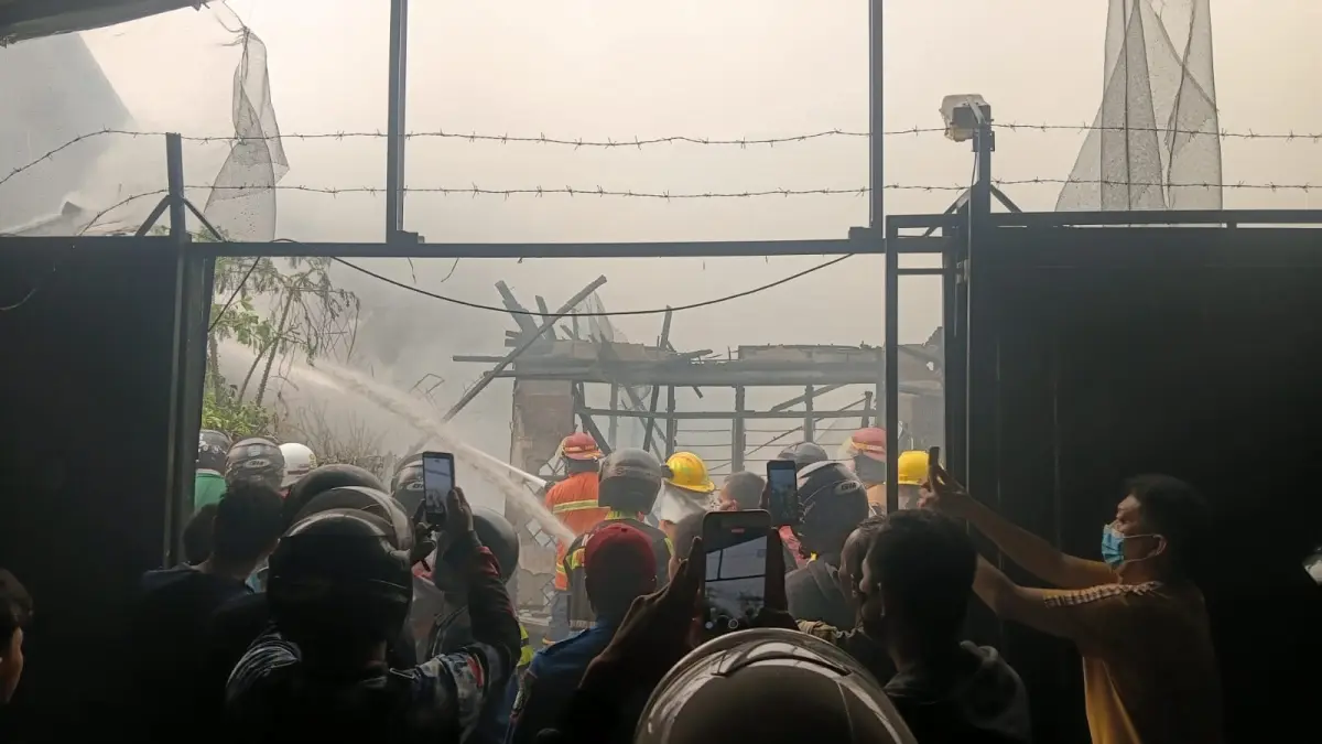 Proses pemadaman kebakaran yang terjadi di Jalan Ketapang Gang Ketapang 3, Kelurahan Benua Melayu Darat, Kecamatan Pontianak Selatan, Sabtu (29/8) pagi. (Humas Polresta Pontianak)