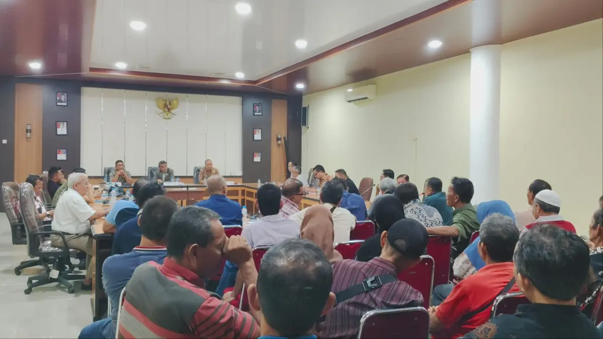 Rapat Dengar Pendapat (RDP) antara Komisi II DPRD Kabupaten Sanggau bersama puluhan eks petani KUD Semegah, perwakilan PT Kebun Ganda Prima (KGP), dan KUD Semegah membahas sengketa lahan di lantai II Gedung DPRD Sanggau, Jumat (28/8/2026). (ISTIMEWA)&nbsp;
