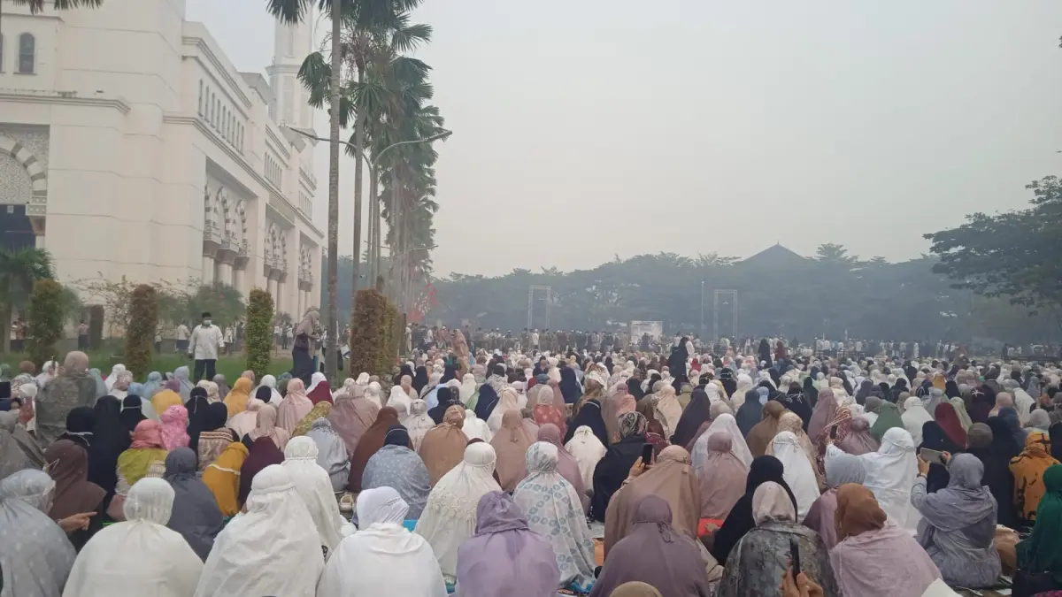 Ribuan Umat Muslim Padati Halaman Masjid Mujahidin untuk Salat Istisqa