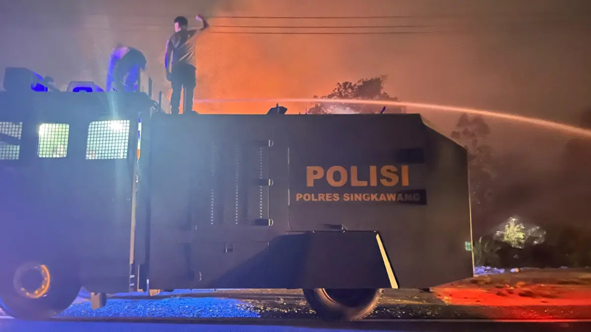 Satu unit mobil water canon Sat Samapta Polres Singkawang dikerahkan untuk membantu memadamkan karhutla di Kelurahan Pangmilang, Kamis (17/8) malam. (HUMAS POLRES)