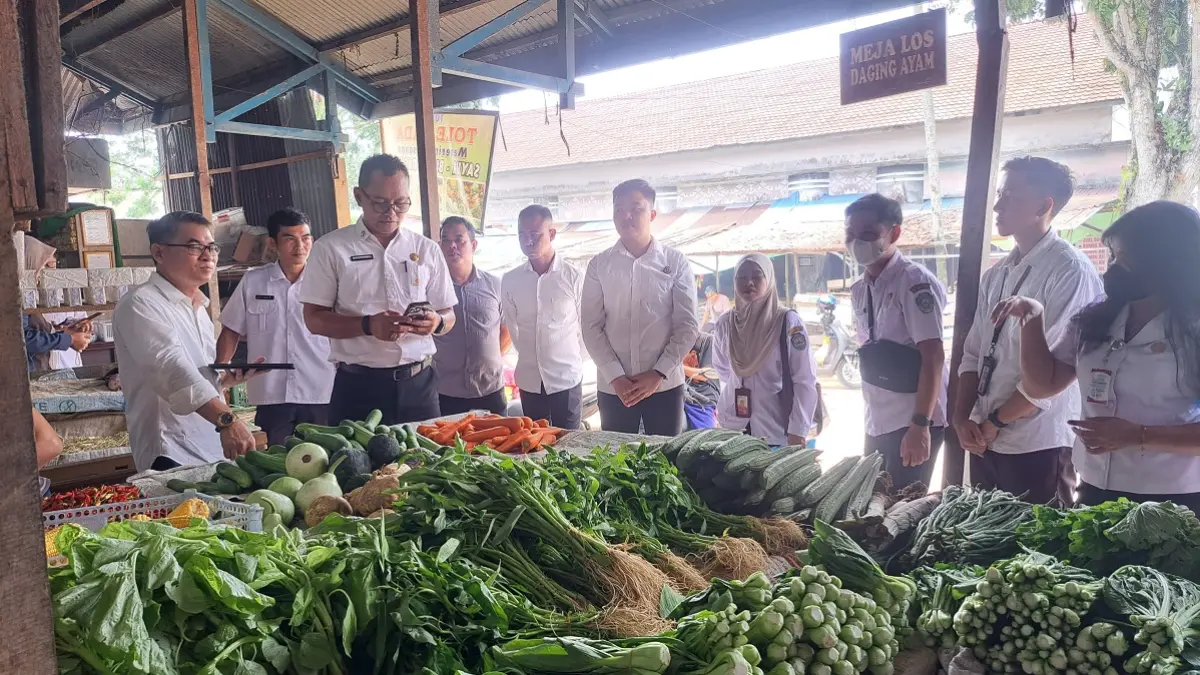 Tim Satghas Pangan menggelar sidak pangan di Pasar Rakyat Landak Kecamatan Ngabang pada Rabu (26/8). (HUMAS POLRES LANDAK)