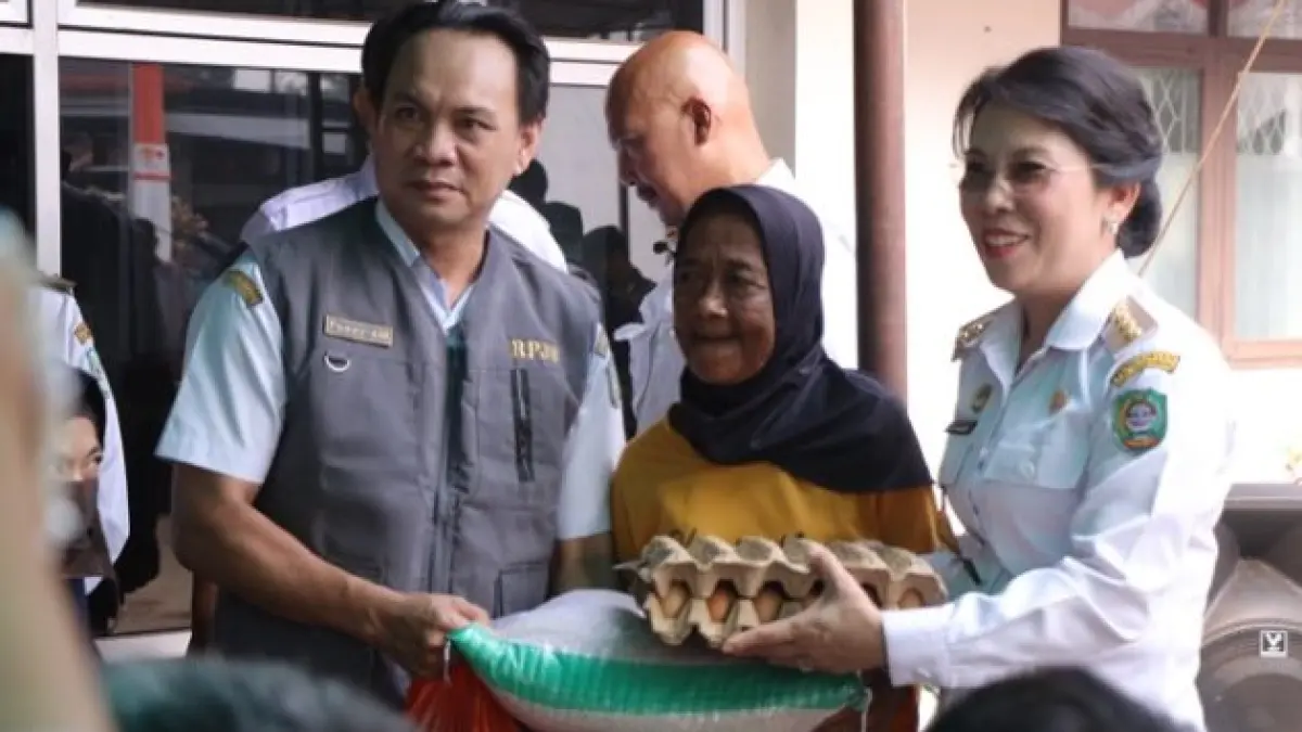 Wali Kota Singkawang Tjhai Chui Mie menyerahkan bantuan permakanan untuk warga rentan. (ISTIMEWA)