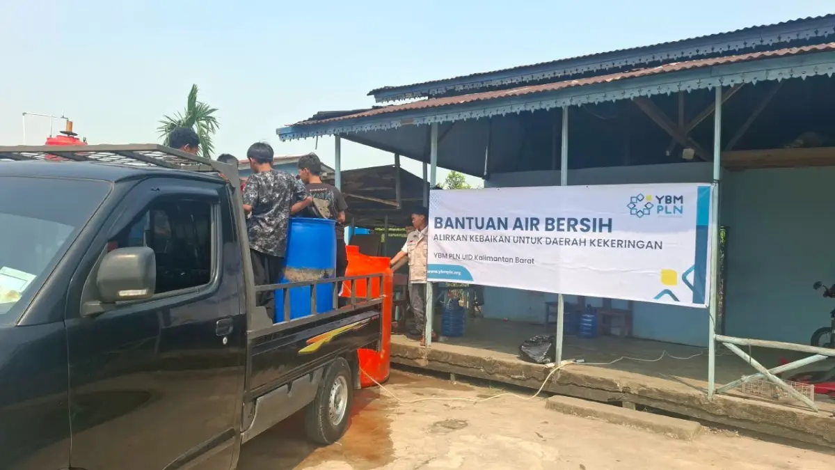 YBM PLN UID Kalbar menyalurkan bantuan air bersih kepada Panti Asuhan Baitul Hikmah, Sungai Rengas, Kabupaten Kubu Raya, sebagai wujud kepedulian dan komitmen PLN untuk hadir memberikan manfaat bagi masyarakat yang membutuhkan