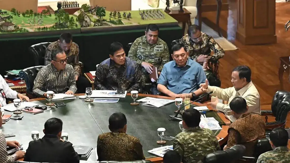 Presiden Prabowo Subianto melakukan pertemuan dengan Panglima TNI dan para Kepala Staf Angkatan beserta Menteri Pertahanan; Menteri Pendidikan Tinggi, Sains, dan Teknologi; Menteri Sekretaris Negara dan Sekretaris Kabinet di kediamannya di Hambalang, Kabupaten Bogor, Jawa Barat, Sabtu (29/8/2026). (ANTARA/BPMI Sekretariat Kabinet)
