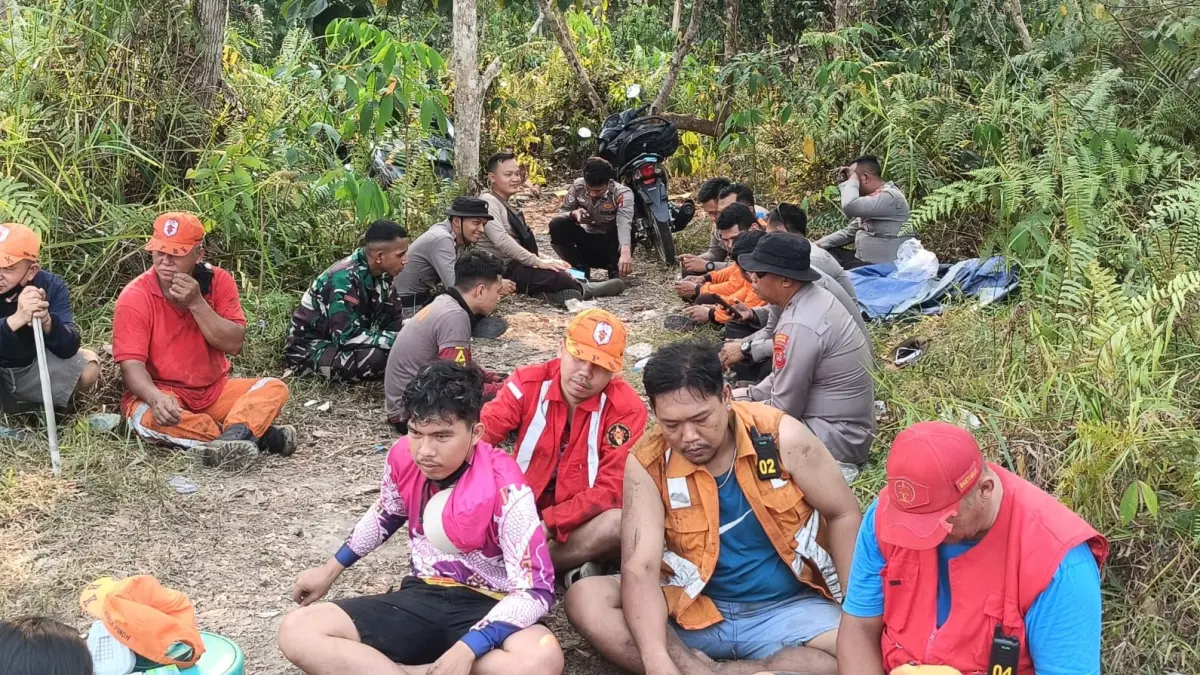 Tim Satgas Karhutla beristirahat sejenak di tengah hutan setelah berjibaku memadamkan kebakaran lahan di Jalan Sirtu, Desa Tanjung Niaga, Kecamatan Nanga Pinoh, Melawi, Sabtu (29/8/2026). Di tengah panas dan pekatnya asap, mereka bergantian melepas lelah sebelum kembali melanjutkan pemadaman. FOTO: DOK POLRES MELAWI