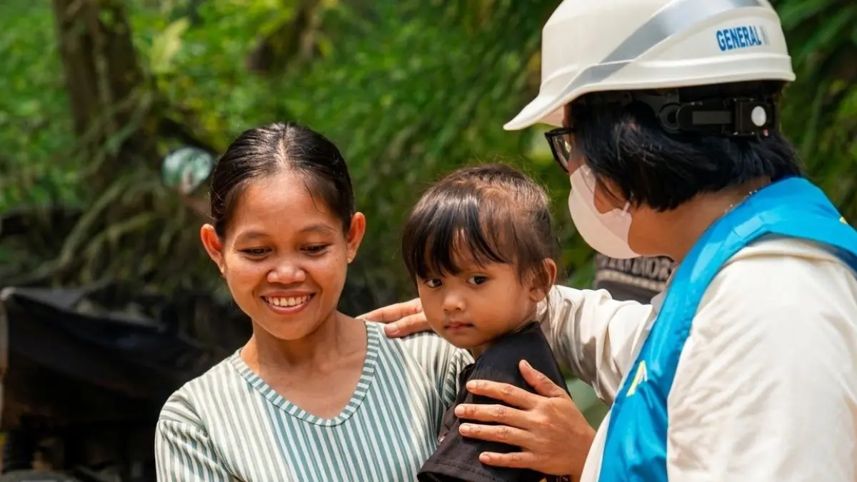 Kehangatan dan senyum tulus terpancar saat General Manager PLN UID Kalimantan Barat menyapa Ibu Lina beserta buah hatinya. Kehadiran ini menjadi wujud nyata komitmen PLN dalam menghadirkan kebahagiaan dan menerangi mimpi masyarakat melalui program Light Up The Dream (LUTD).