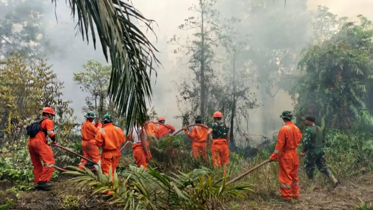 Tim gabungan menyusuri lahan gambut saat melakukan pemadaman dan pendinginan kebakaran di Jalan Senen, Kelurahan Sungai Rasau, Kecamatan Singkawang Utara, Sabtu (29/8/2026). Memasuki hari kesembilan, petugas masih memburu titik api dan bara yang berpotensi kembali menyala. FOTO: DOK POLRES SINGKAWANG