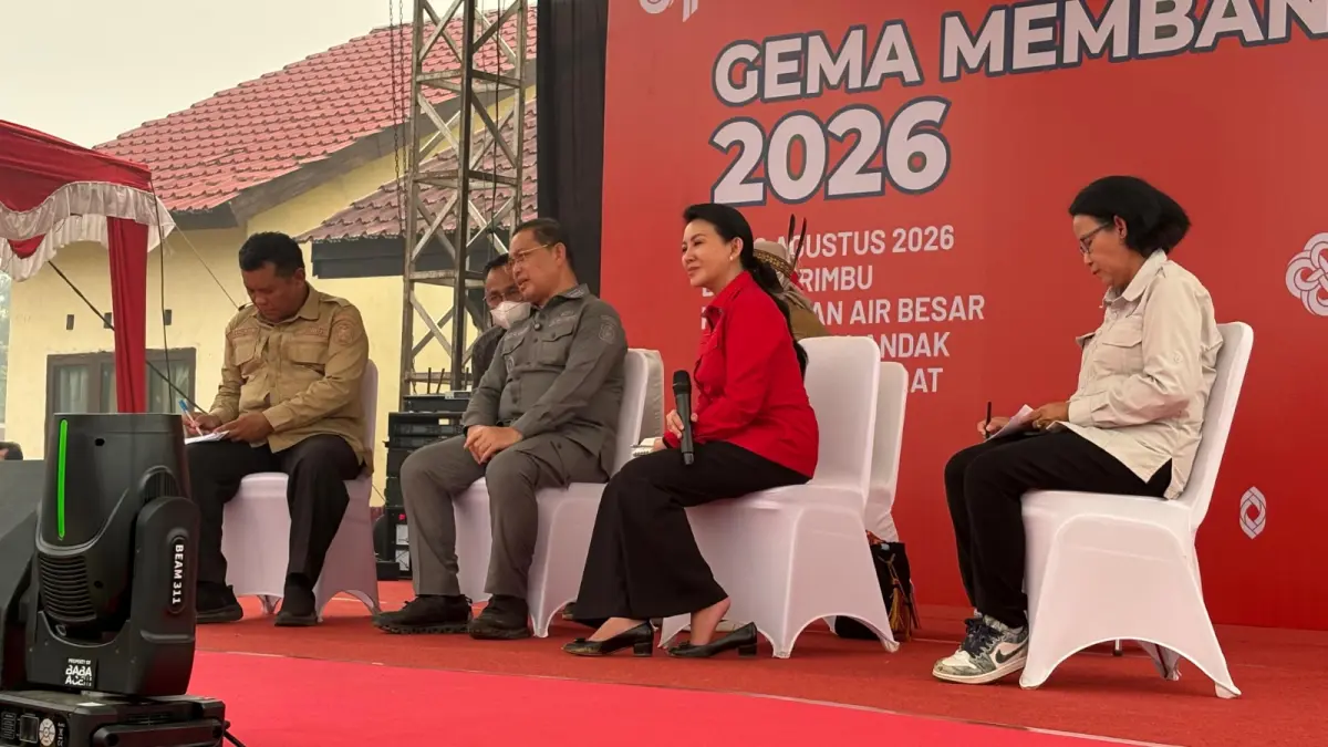 Gubernur Kalbar Ria Norsan menerima aspirasi masyarakat dalam dialog Gema Membangun Desa ke-IV di Desa Serimbu, Kecamatan Air Besar, Kabupaten Landak, Sabtu.