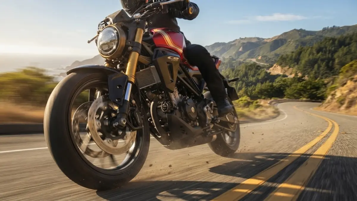 Ilustrasi Honda CB150R ExMotion di jalan raya.