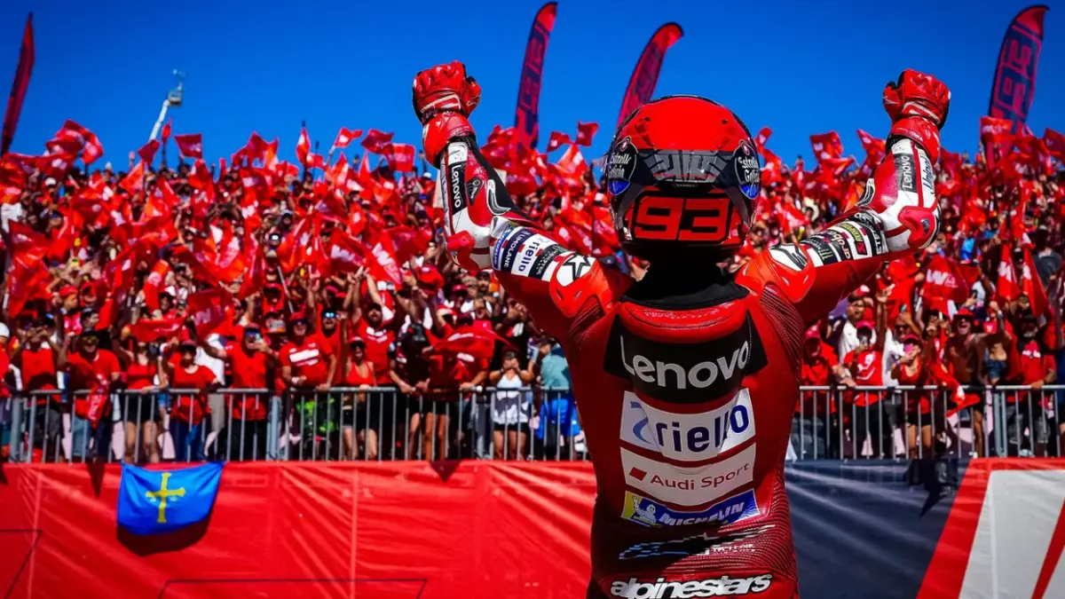 MARC MARQUEZ mengangkat tangan usai memenangi Grand Prix Aragon di MotorLand Aragon, Spanyol, Minggu (30/8). Kemenangan itu memangkas jaraknya menjadi 19 poin dari pemuncak klasemen MotoGP 2026, Jorge Martin. (Foto: www.motogp.com)