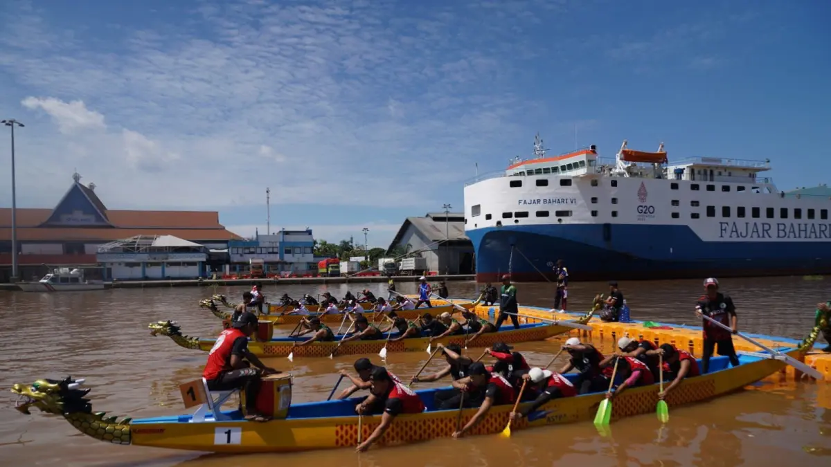 Para peserta Pontianak Dragon Boat Race 2025 tengah berlaga di Sungai Kapuas. (Dok Pontianak Post)
