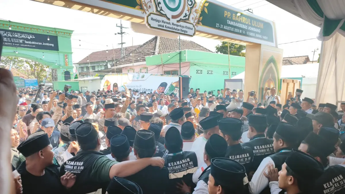 TIDAK PUAS: Massa pengunjuk rasa terlibat saling dorong dengan petugas keamanan di depan Gedung Serbaguna Ponpes Bahrul Ulum, Tambakberas, Jombang, kemarin (30/8). (JAWA POS)