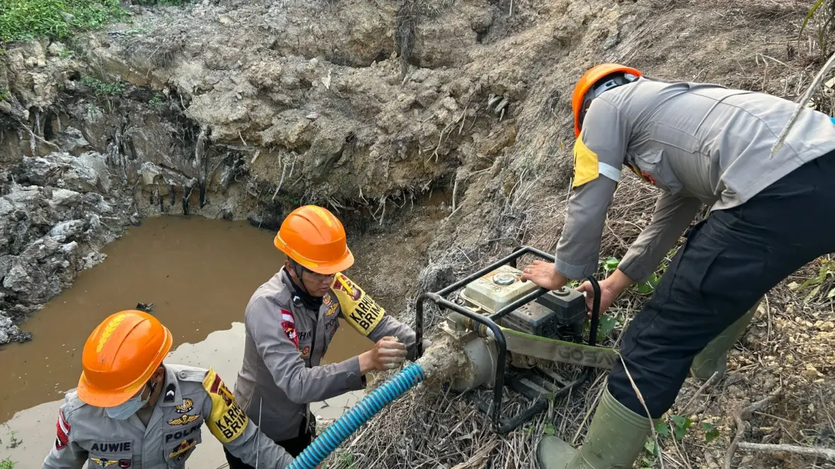 Tim Siaga Karhutla Satbrimob Polda Kalbar mengambil air menggunakan pompa untuk mendukung pemadaman kebakaran lahan kosong di Jalan Sungai Ringin, Kecamatan Sungai Tebelian, Kabupaten Sintang, Minggu (30/8/2026). FOTO: DOK SATBRIMOB POLDA KALBAR