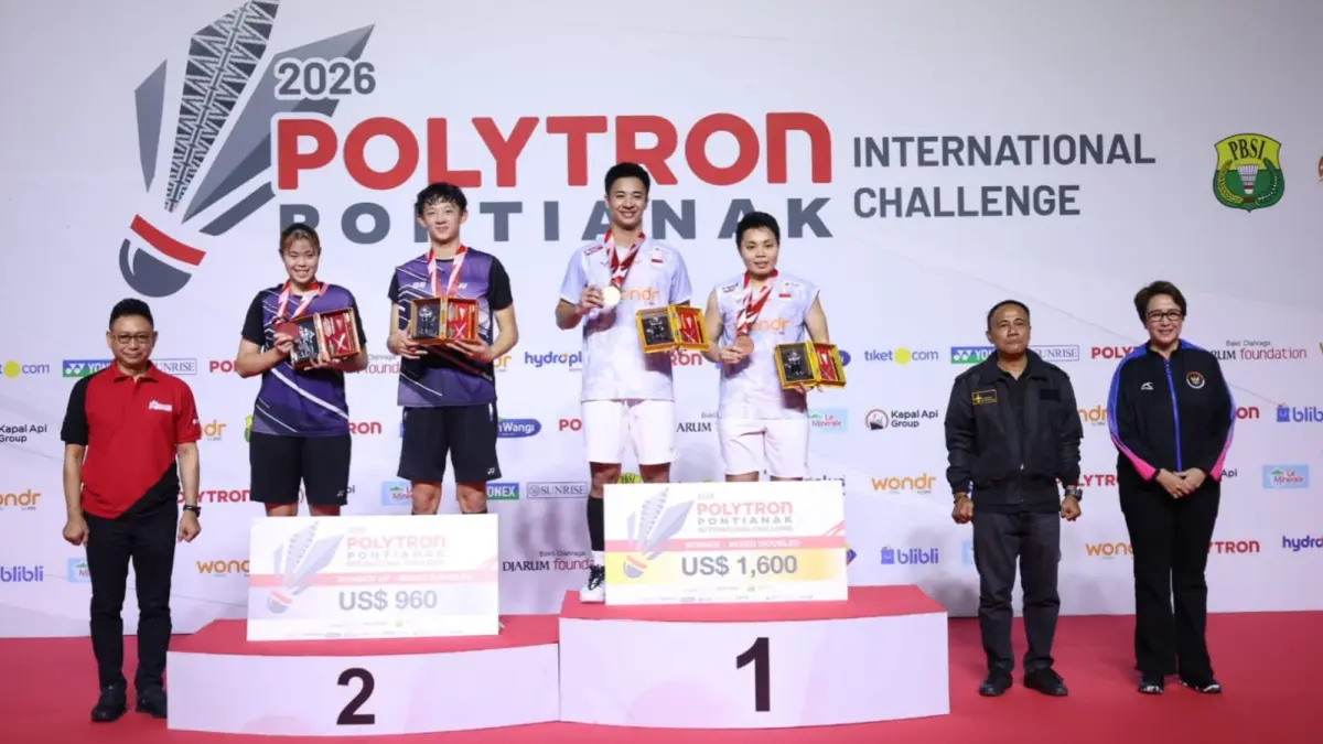 Wali Kota Pontianak Edi Rusdi Kamtono menyerahkan gelar juara Polytron Pontianak International Challenge 2026 di GOR Terpadu Ahmad Yani, Minggu (30/8). (ISTIMEWA)