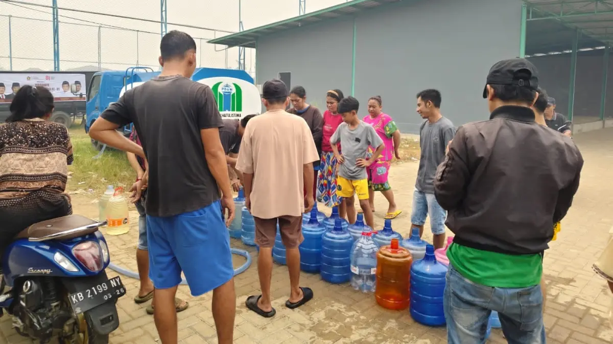 Warga mengantre untuk mendapatkan air bersih dari PDAM Pontianak di Kelurahan Batu Layang, Kecamatan Pontianak Timur, Kota Pontianak pada Minggu (30/8). (ISTIMEWA)