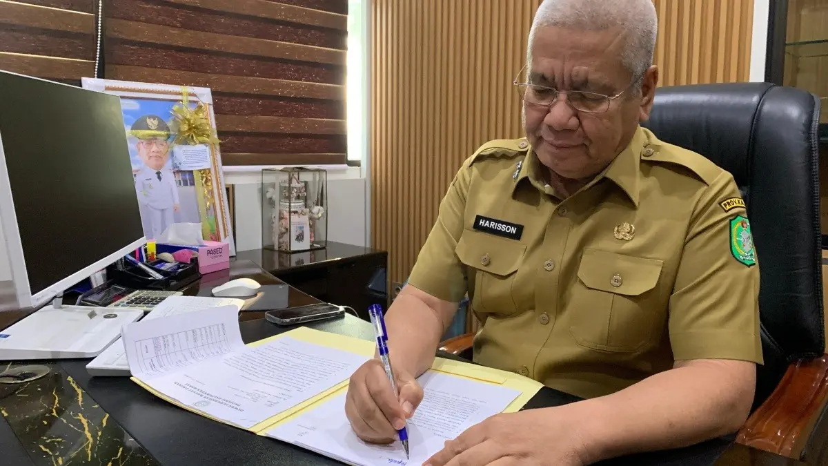 Sekda Kalbar, Harisson menandatangani berkas di ruang kerjanya pada hari terakhir menjalankan tugas sebagai ASN, Senin (31/8). Mulai 1 September 2026, Harisson resmi memasuki masa purnabakti setelah 30 tahun mengabdi di Kalbar. (IDIL AQSA AKBARY/PONTIANAK POST)