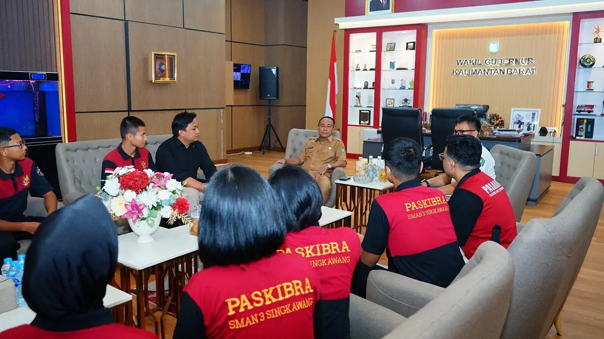 AUDIENSI: Wakil Gubernur Krisantus Kurniawan saat menerima audiensi Ketua Pengurus Provinsi PPI Kalbar Ya’ Chaidir Nurhavat sekaligus melepas kontingen Kalbar di Ruang Kerja Wagub Kalbar, Senin (31/8/2026).