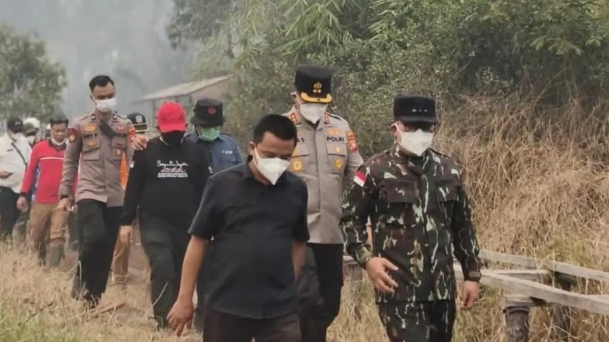Bupati Kubu Raya Sujiwo meninjau lokasi karhutla di Desa Teluk Bakung, Kecamatan Sungai Ambawang, Senin (31/8)