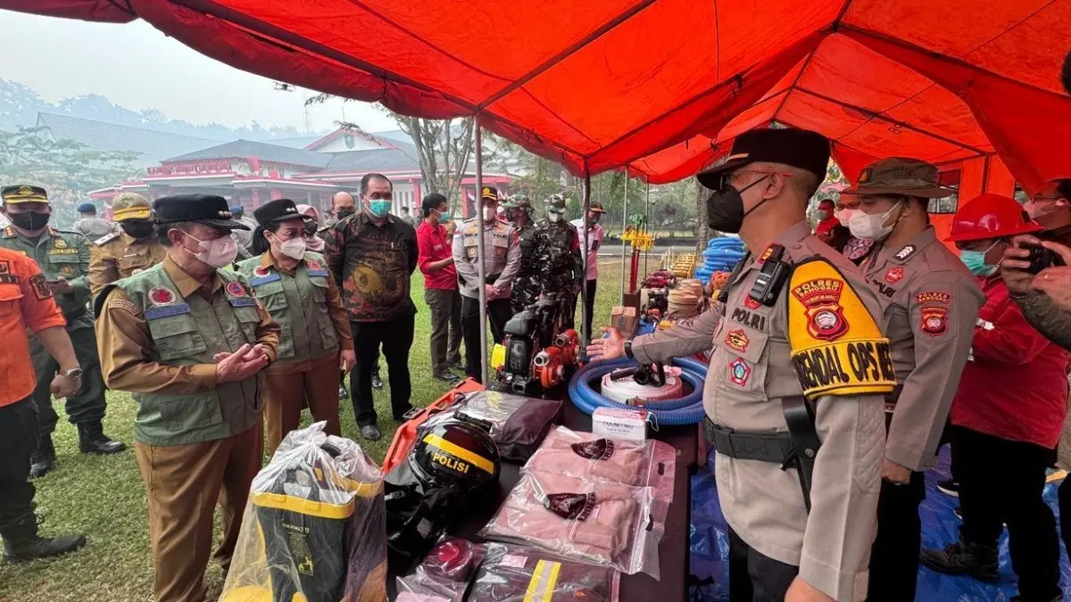 Bupati Sanggau Yohanes Ontot, meninjau kesiapan peralatan pemadam kebakaran di Halaman Kantor Bupati Sanggau, Senin (31/8) (ISTIMEWA)