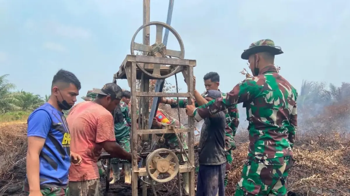 Dalam upaya mendukung penanggulangan kebakaran hutan dan lahan (Karhutla), Kodim 1205/Sintang membangun sumur bor di wilayah Desa Batu Buil, Kecamatan Belimbing.(ISTIMEWA) 