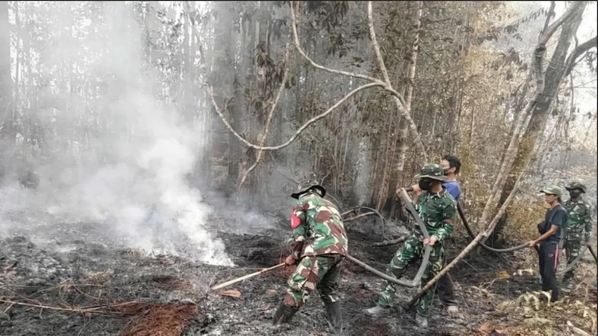 Dengan semangat gotong royong, Babinsa bersama masyarakat turun langsung berjibaku melakukan pemadaman api di wilayah Empanang  Desa Bajau Andai.(ISTIMEWA) 