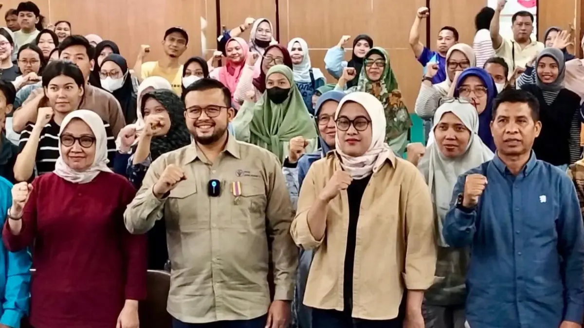 drh. Mirjawal bersama tim PDHI Jawa Barat V saat kegiatan sterilisasi dan vaksinasi hewan gratis di Bekasi.