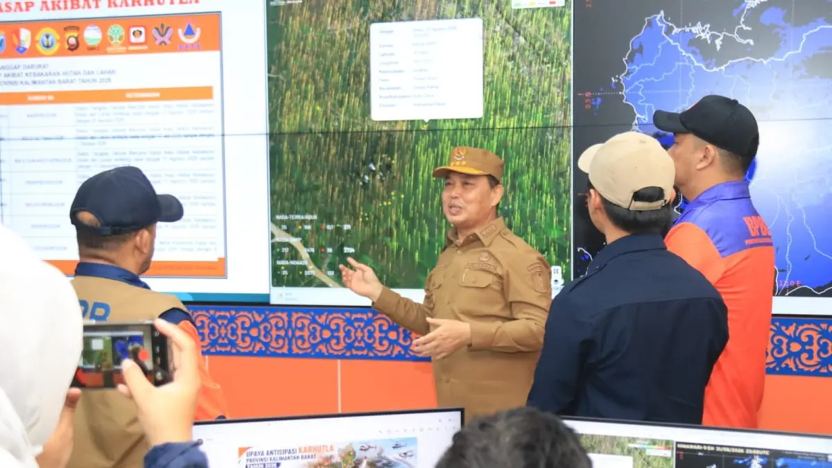 Gubernur Kalbar Ria Norsan memantau kondisi Karhutla lewat Command Center Pusat Pengendalian Operasi (Pusdalops) BPBD Kalbar Selasa (1/9). (ISTIMEWA)