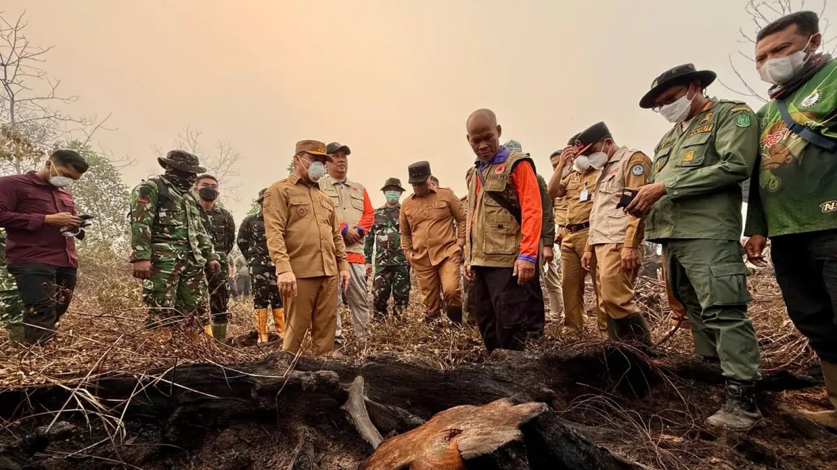 Gubernur Kalbar Ria Norsan meninjau penanganan karhutla di Parit H. Mukhsin, Kabupaten Kubu Raya, Selasa (1/9). (MEIDY KHADAFI/PONTIANAK POST)